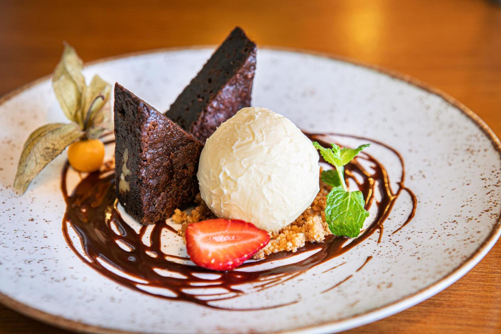 保利斯塔美利亚酒店 圣保罗 外观 照片 A chocolate brownie with ice cream