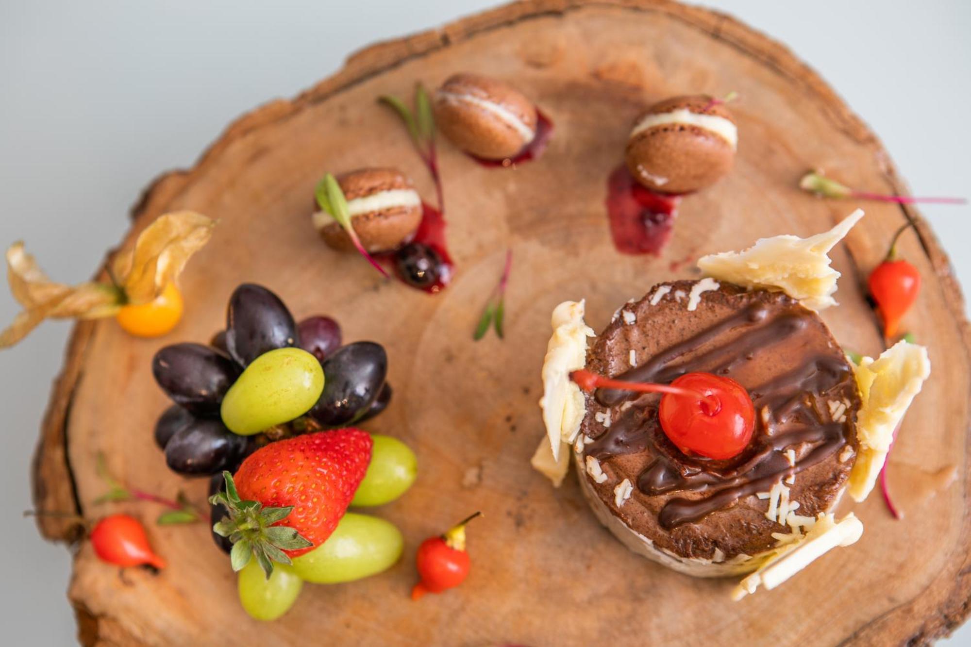 保利斯塔美利亚酒店 圣保罗 外观 照片 A chocolate cake with fruit